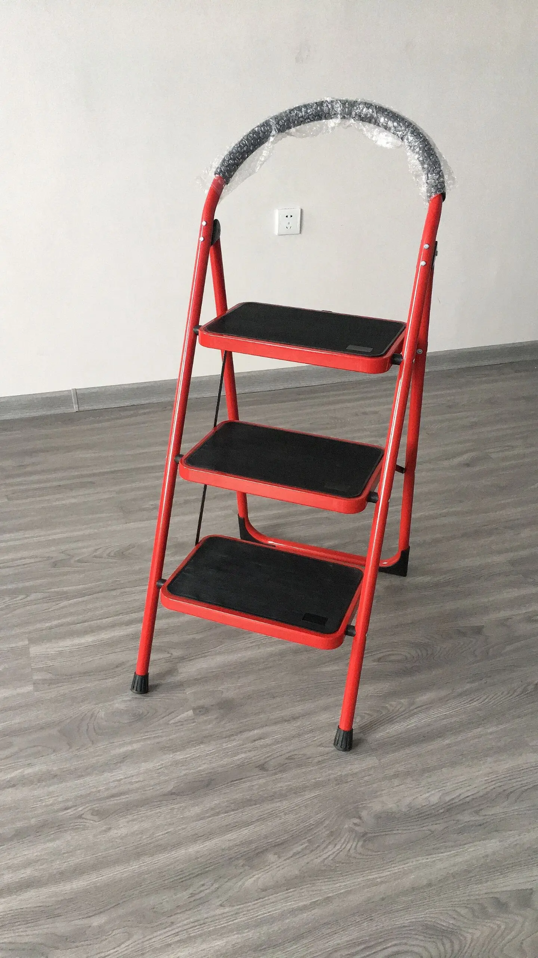 Household ladder - سلم قابل للطي